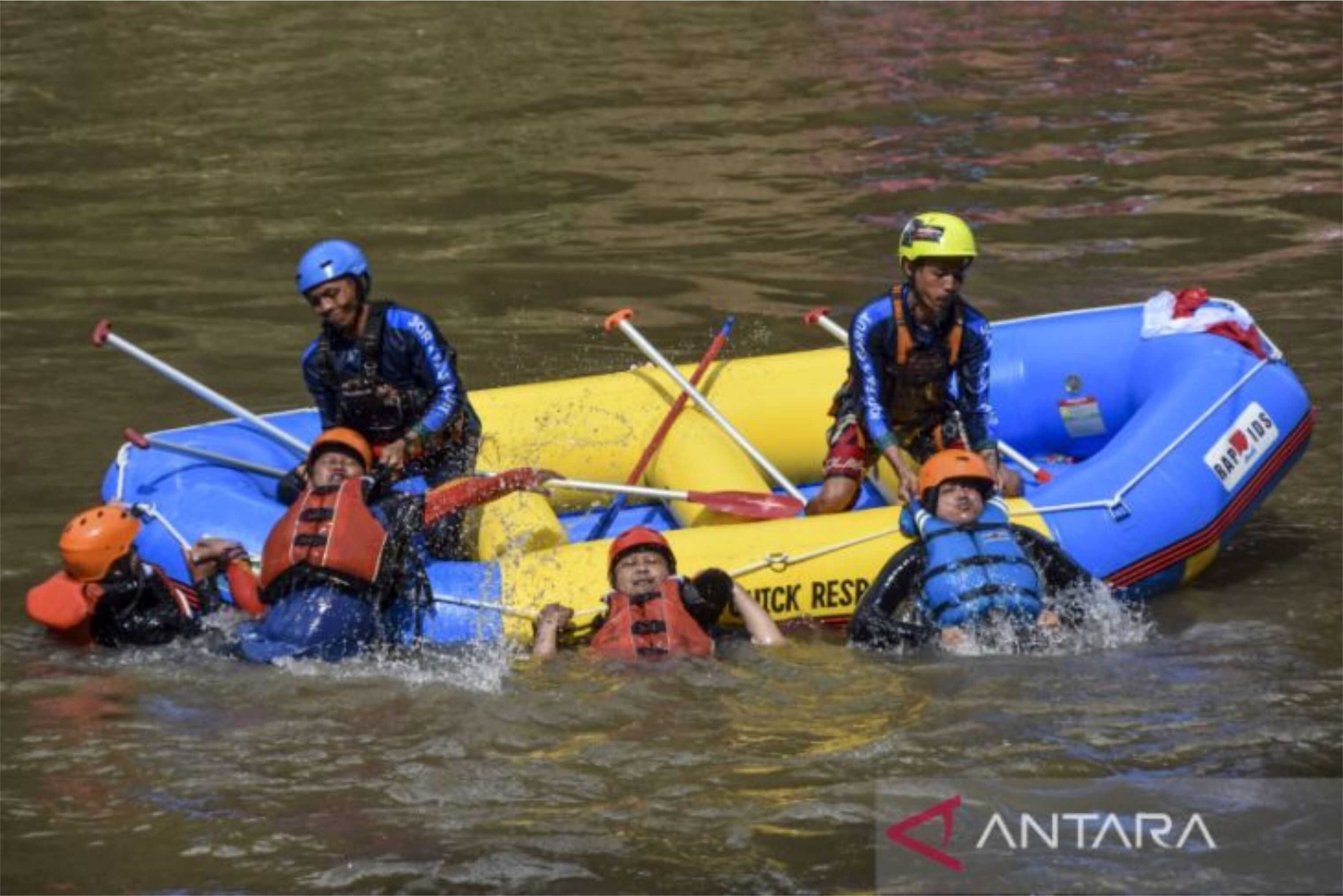 Wartawan se-Jawa Barat Ikuti Pelatihan Water Rescue di Sungai Cimanuk Garut
